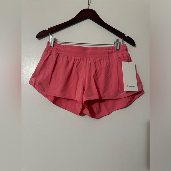 NWT Lululemon Hotty Hot Low-Rise Lined Short 2.5" Sakura Pink Size 10 - Picture 5 of 6